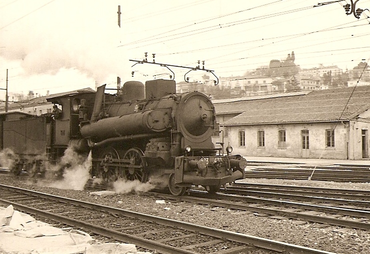 Il Fumo E Il Vapore Sono Rilasciati Dal Motore Di Una Vecchia Locomotiva.  Fotografia Stock - Immagine di storia, ieri: 255156008